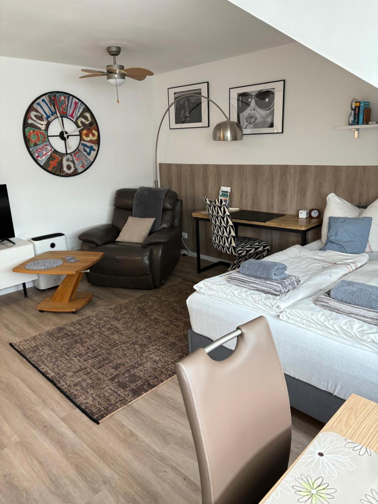 Grosse Gemuetliche Ferienwohnung Mit Klimaanlage, Parkplatz Inklusive Top ! Fürth Dış mekan fotoğraf
